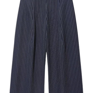 Arlo – Gestreifte, plissierte Hose mit weitem Bein